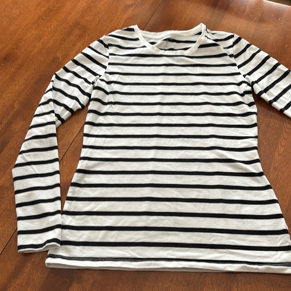 Crew neck shirt.